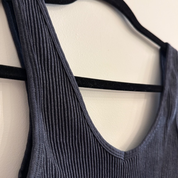 Cropped ribbed v-neck black tank top - Medium/Large - Picture 4 of 4